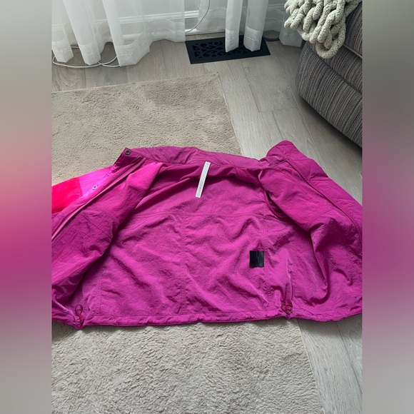 lululemon Water-Repellent Mesh Jacket Ripened Raspberry/Autumn Red - Picture 5 of 9